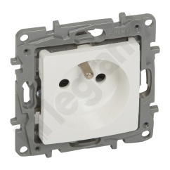 Niloe - Gniazdo 2P+Z 16 A - 250 V~ - z przesłoną, zaciski śrubowe - Białe Niloe - Gniazdo 2P+Z 16 A - 250 V~ - z przesłoną, zaciski śrubowe - Białe