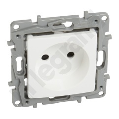 Niloe - Gniazdo 2P 16 A - 250 V~ - z przesłoną, zaciski śrubowe - Białe Niloe - Gniazdo 2P 16 A - 250 V~ - z przesłoną, zaciski śrubowe - Białe